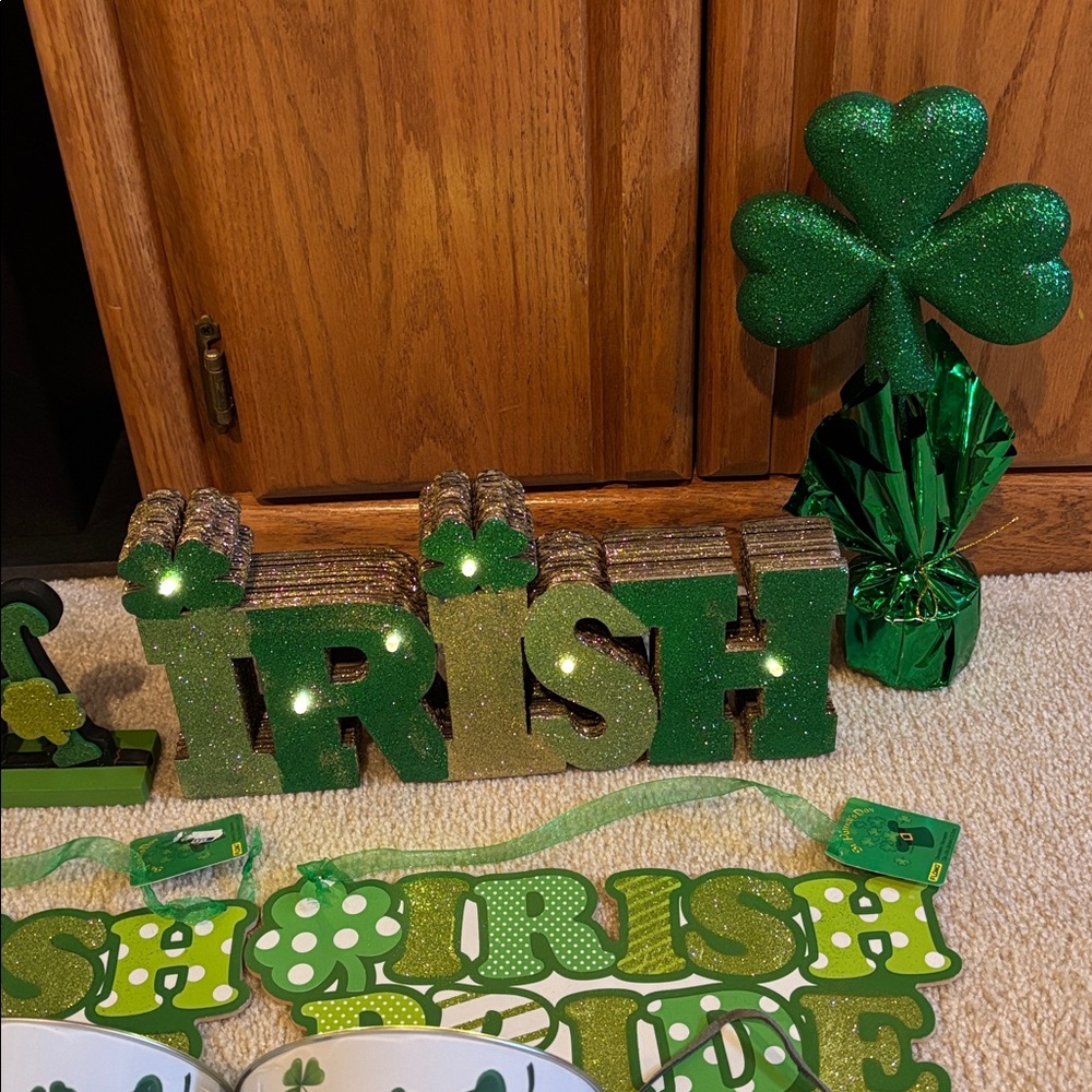 Lot of Festive Irish/St. Patrick’s Day Decorations - Green and White, NEW - Picture 3 of 5